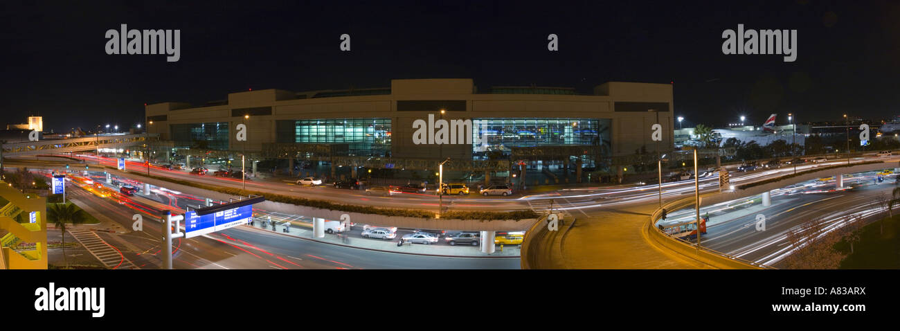 Un panorama del Tom Bradley International Terminal presso l'Aeroporto Internazionale di Los Angeles durante la notte Foto Stock