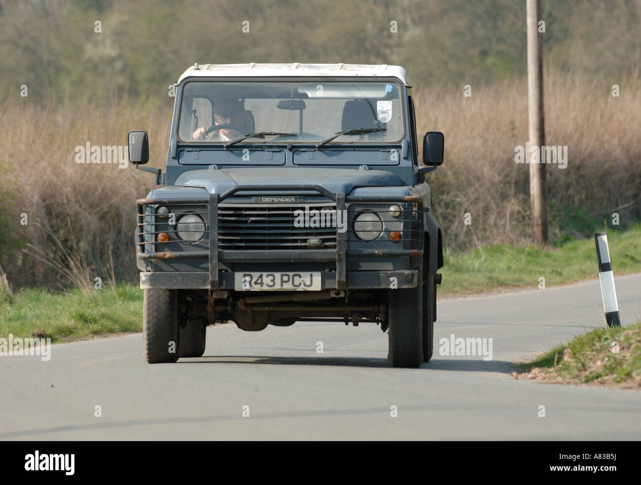 Land Rover Defender 90 pick up su un vicolo del paese in Inghilterra Foto Stock