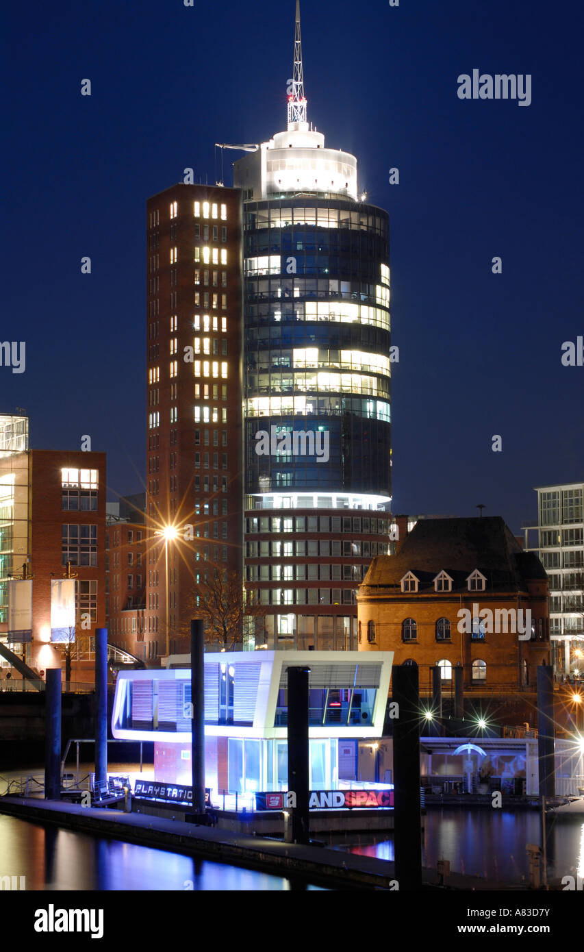 La torre della Hanseatic Trade Center (HTC) all'Kehrwiederspitze, il vecchio ufficio di polizia presso il Niederbaumbrücke e un mo Foto Stock