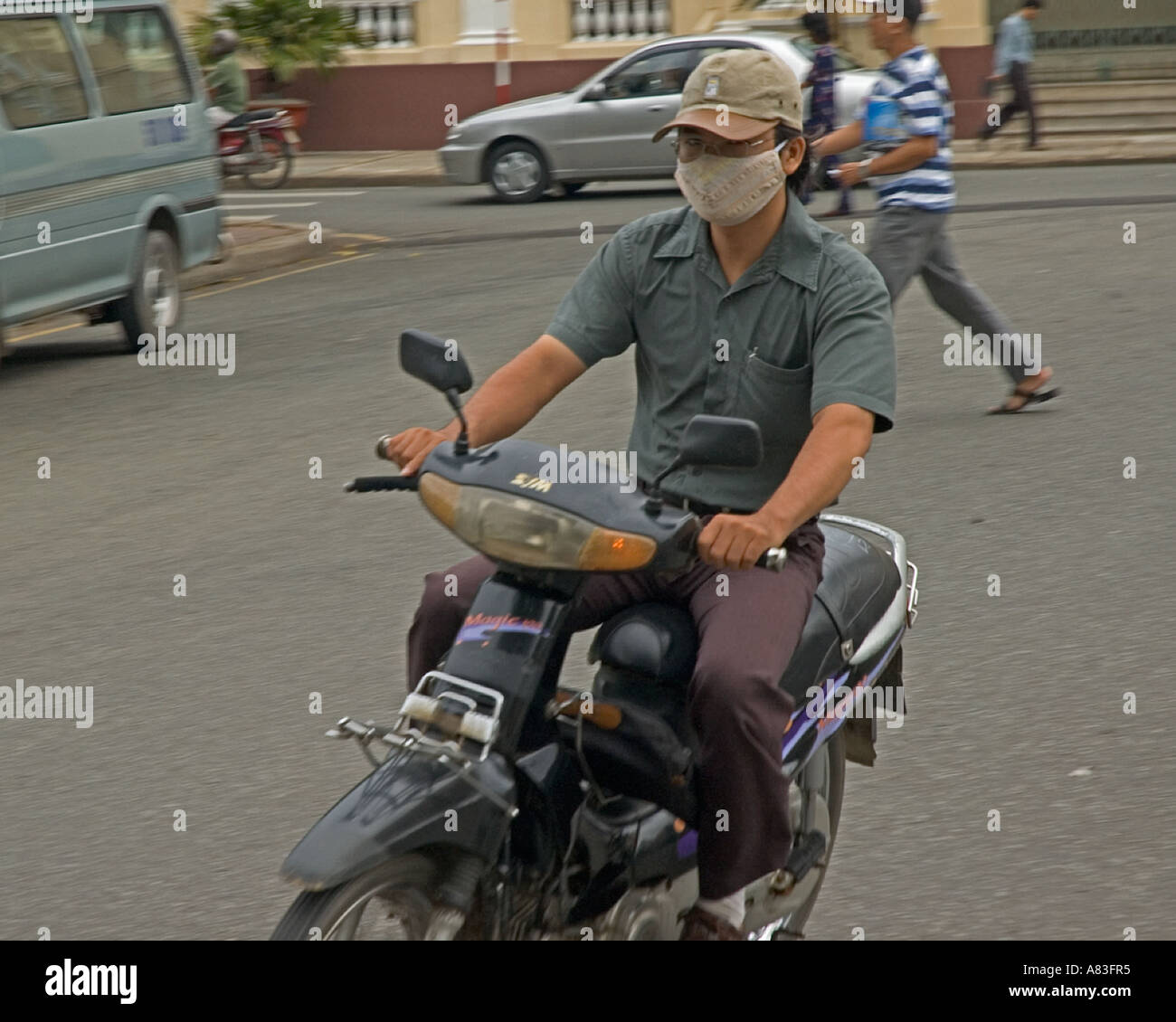 VIETNAM Ho Chi Minh City motor ciclista che indossa la maschera di smog in Asia Foto Stock