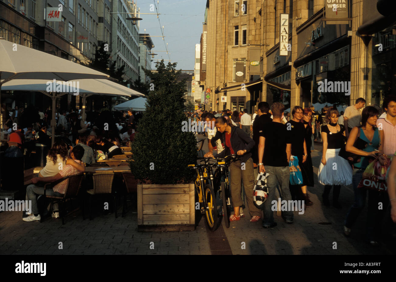 People shopping a Spitalerstrasse nel centro della città di Amburgo, Germania; in estate. Foto Stock