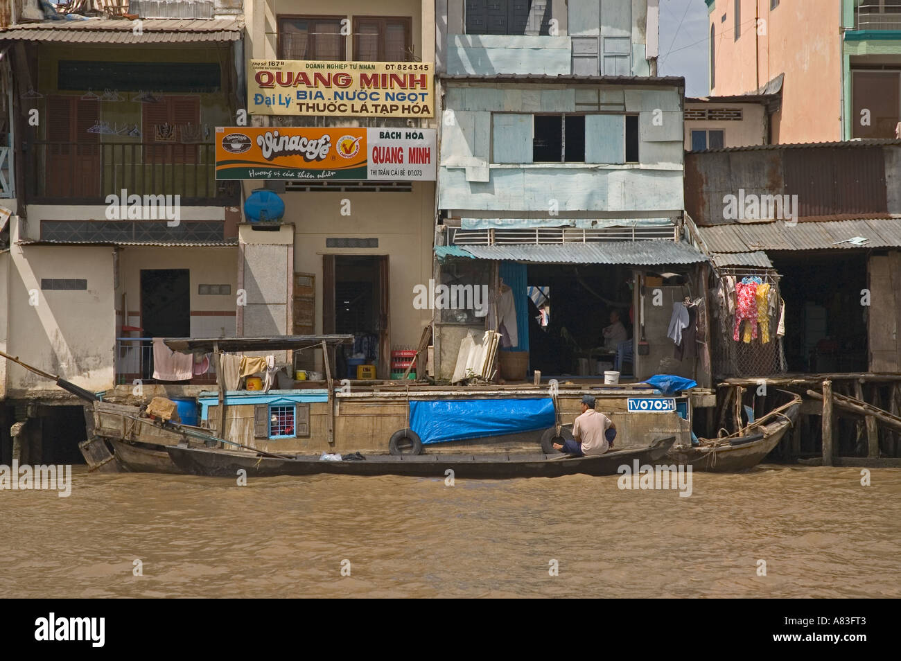 Il Vietnam del Fiume Mekong Chau Doc barca ormeggiata presso casa sul fiume Asia Foto Stock