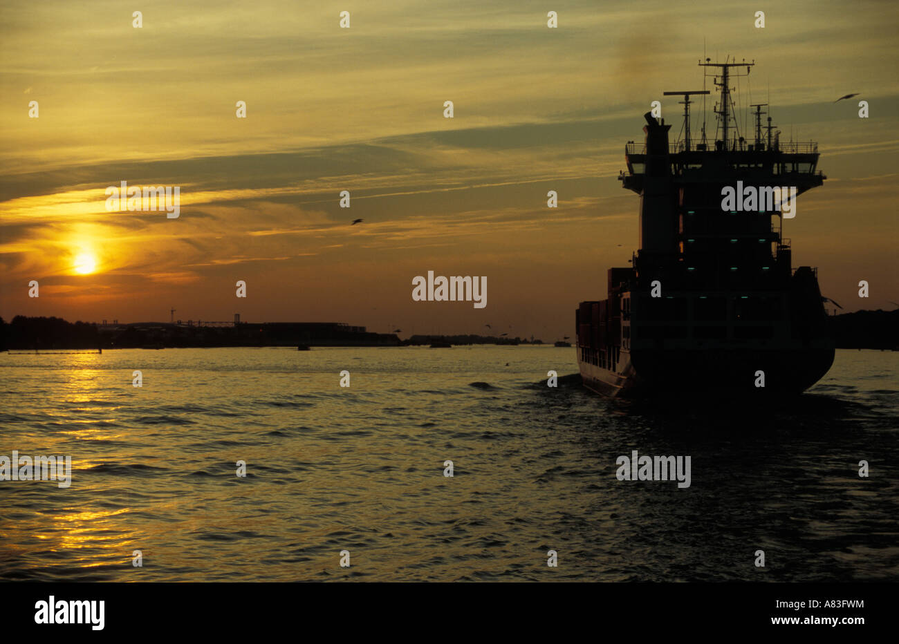 Nave da carico dopo il fiume Elba al tramonto a Amburgo, Germania. Foto Stock
