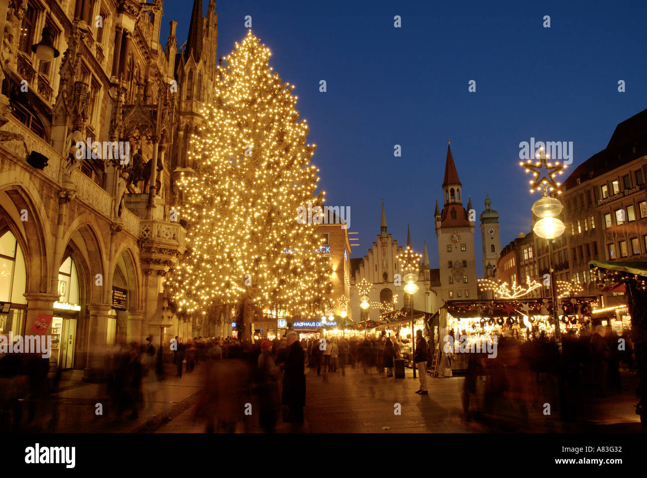 Mercato di Natale & Altes Rathaus, Marienplatz Monaco di Baviera, Germania Foto Stock