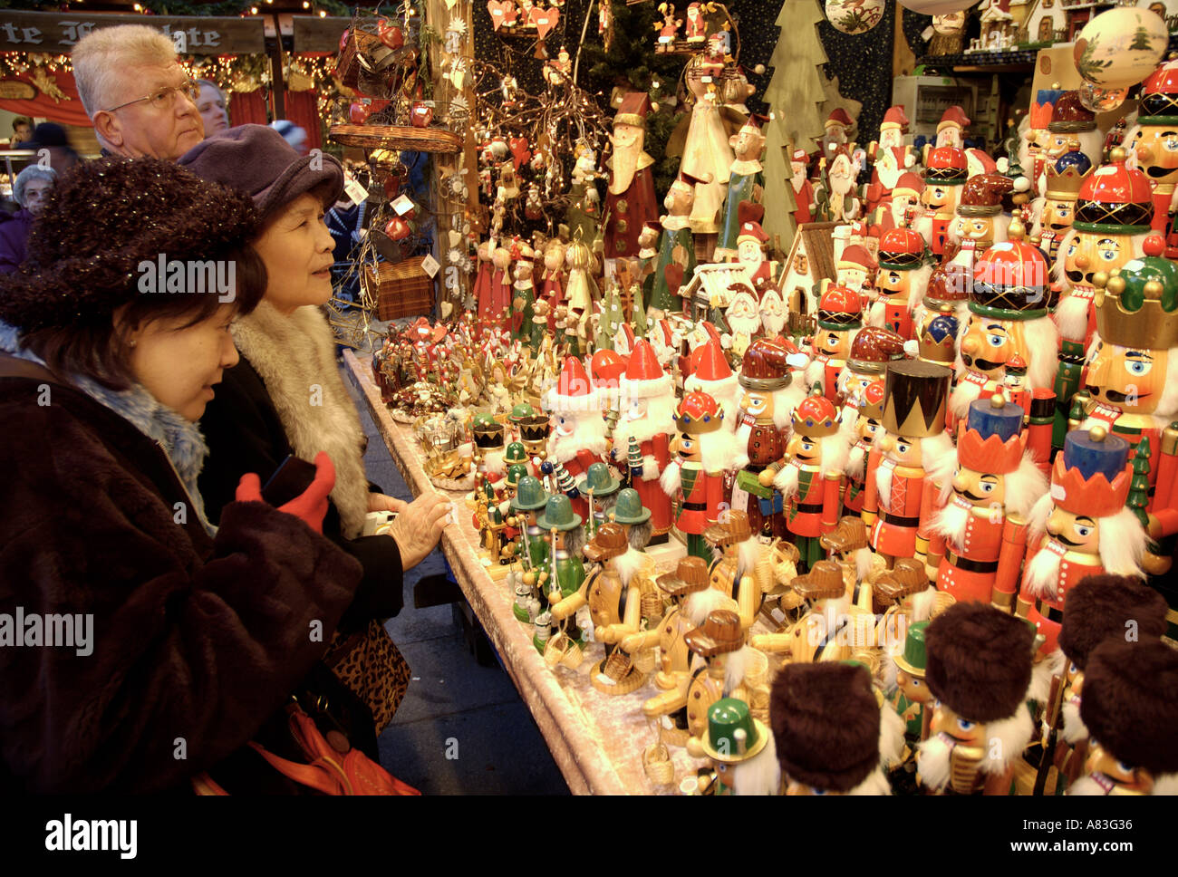 Mercato di Natale (Weihnachtsmarkt), Marienplatz Monaco di Baviera, Germania Foto Stock
