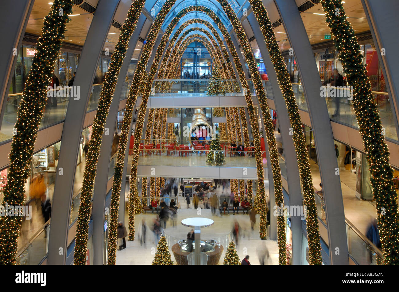 Il nuovo centro commerciale Europa passaggio durante il tempo di Natale ad Amburgo, Germania Foto Stock