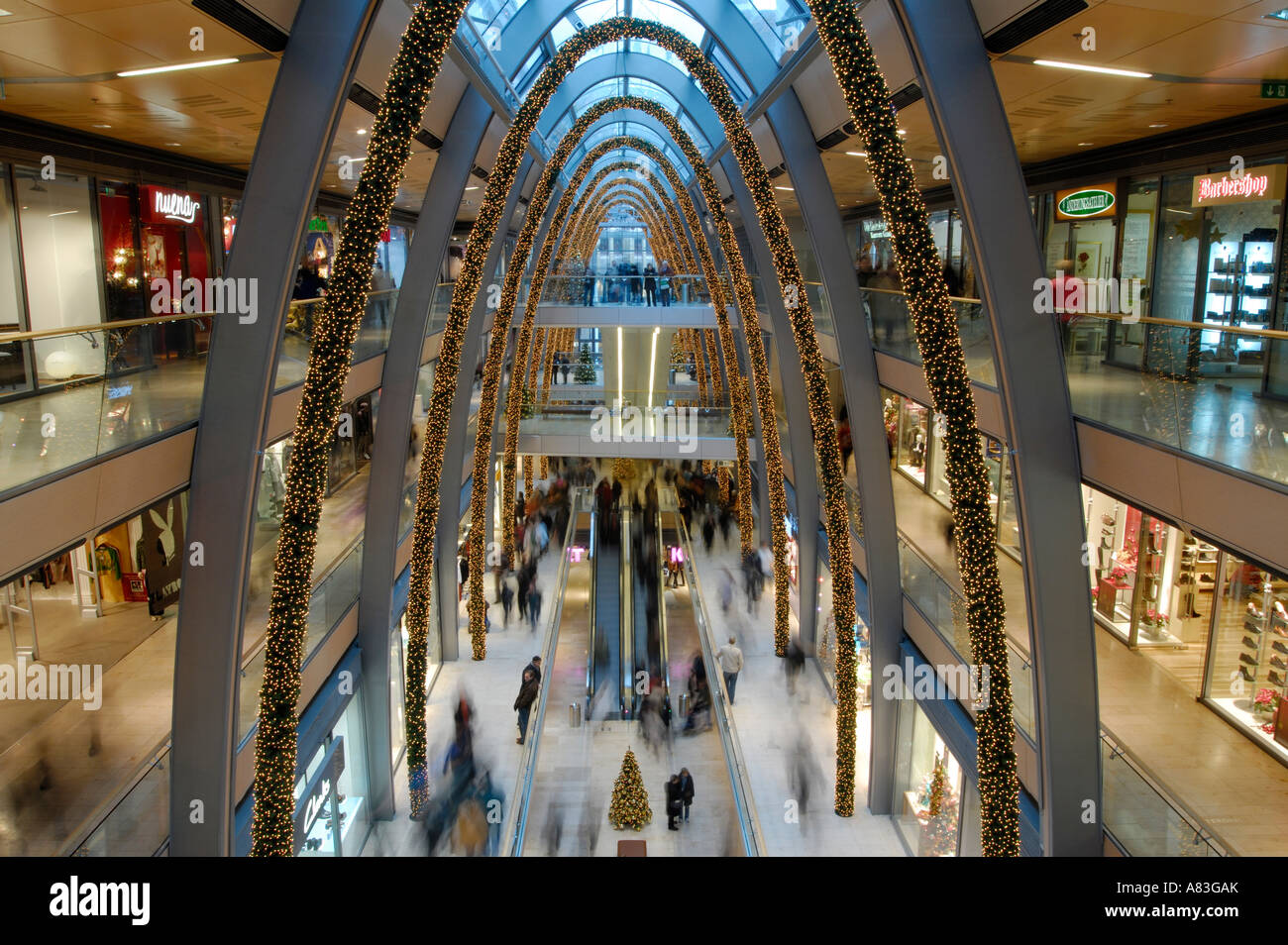 Il nuovo centro commerciale Europa passaggio durante il tempo di Natale ad Amburgo, Germania Foto Stock