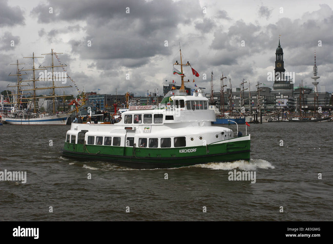 Una crociera del porto di un barca porto annuale festival anniversario nel porto di Amburgo, Germania Foto Stock