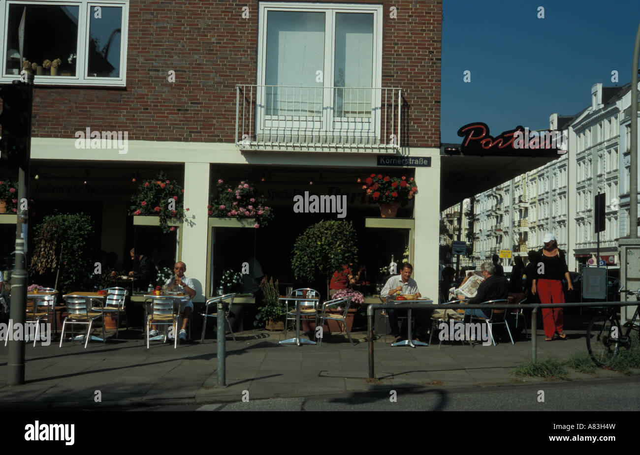 Persone al ristorante italiano su Muehlenkamp Street nel quartiere meridionale di Winterhude ad Amburgo. Foto Stock