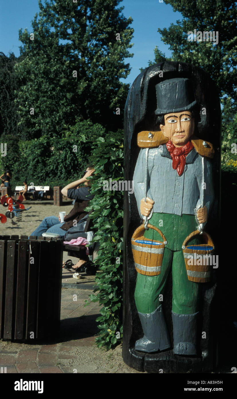 Scultura in legno della tradizionale Hummel Hummel figura al parco Planten Bloomen onu ad Amburgo, in Germania. Foto Stock