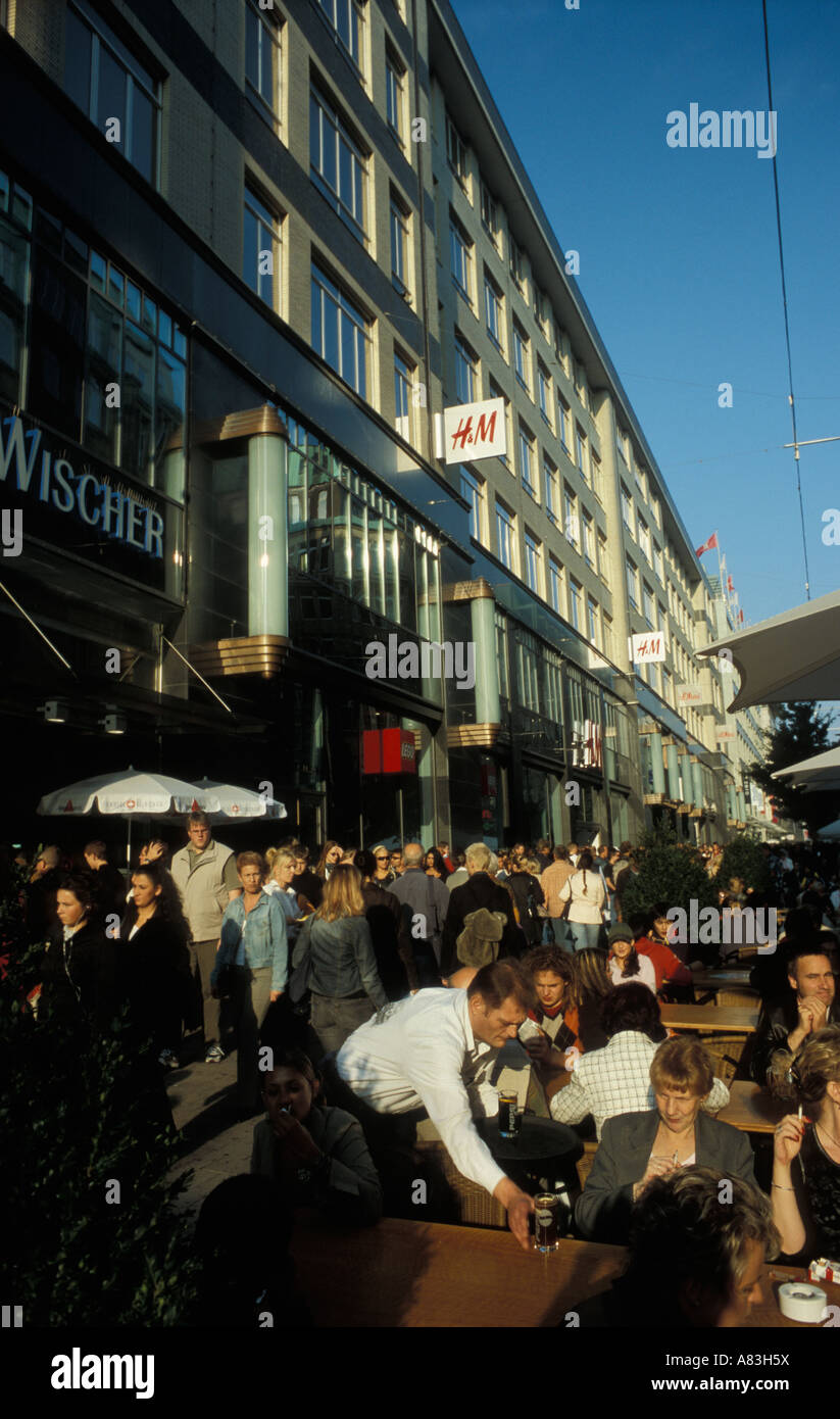 People shopping a Spitalerstrasse nel centro della città di Amburgo Foto Stock