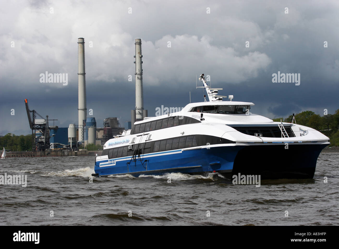 Un catamarano veloce traghetto "Hansestar' sul fiume Elba a Wedel vicino ad Amburgo, Germania Foto Stock