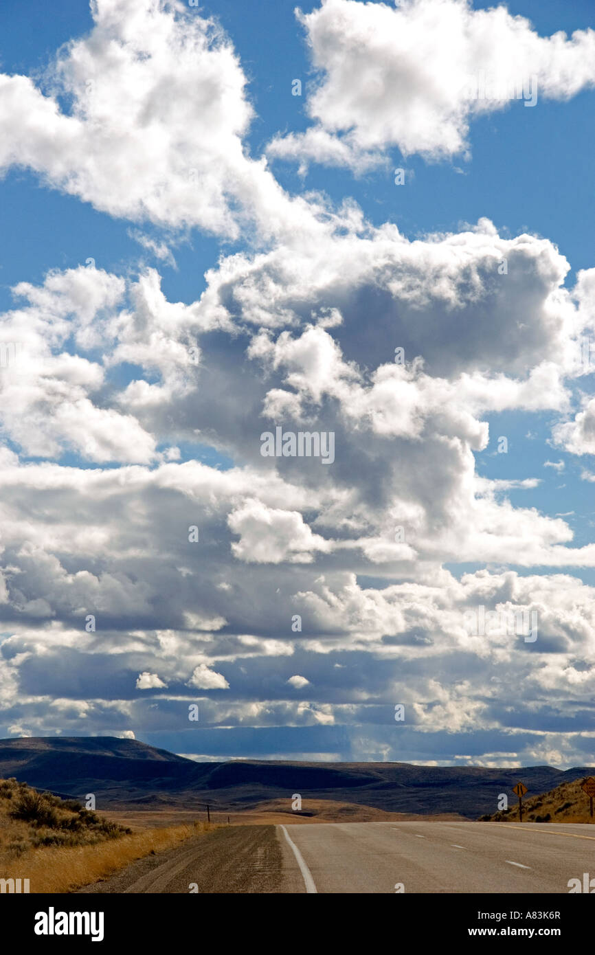 Primavera nuvole sopra U S'autostrada 95 vicino a valle del Giordano Oregon Foto Stock