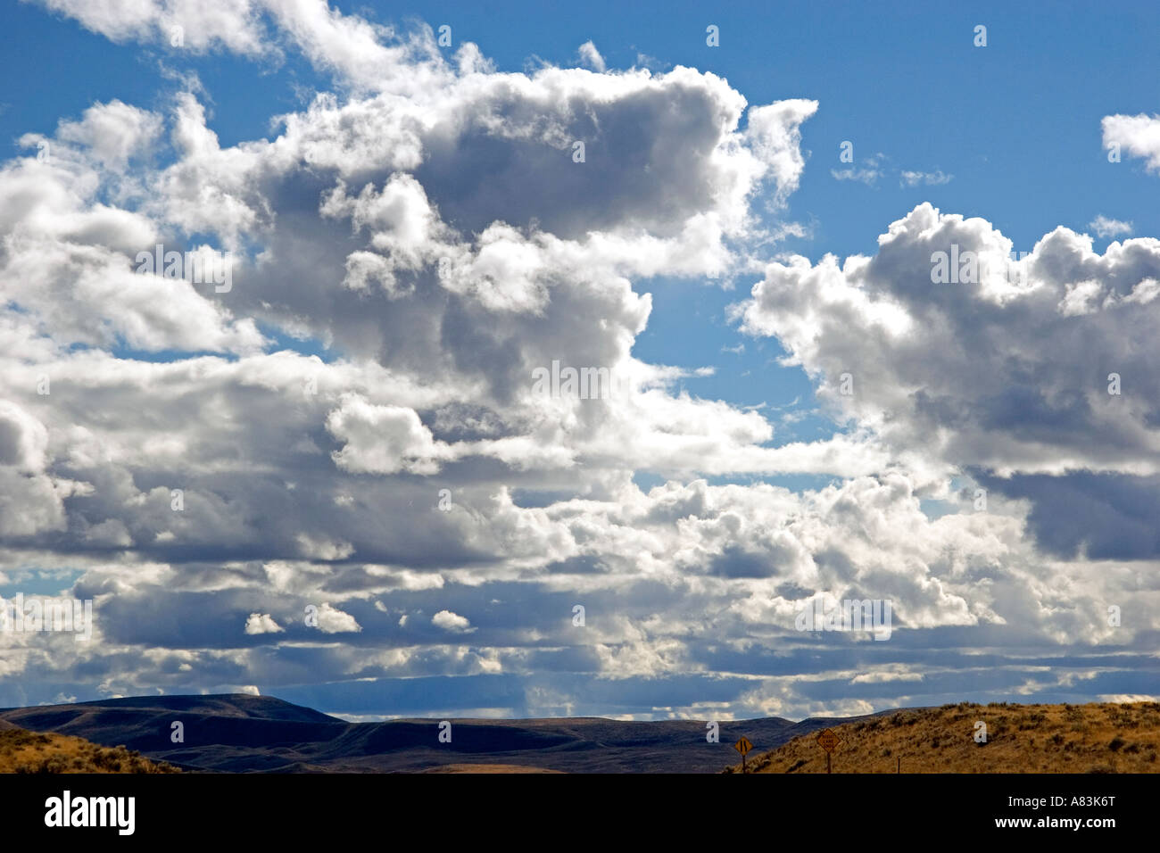 La molla nuvole sopra il airid alto deserto orientale di Oregon Foto Stock
