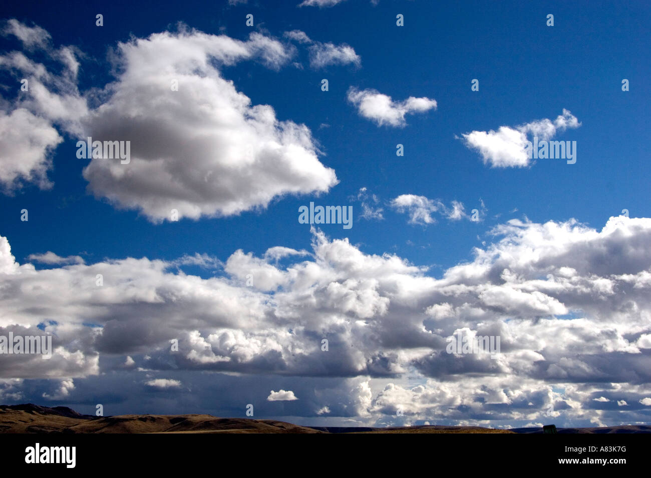 Nuvole basse sopra l'alto deserto a nord della Valle del Giordano Oregon Foto Stock