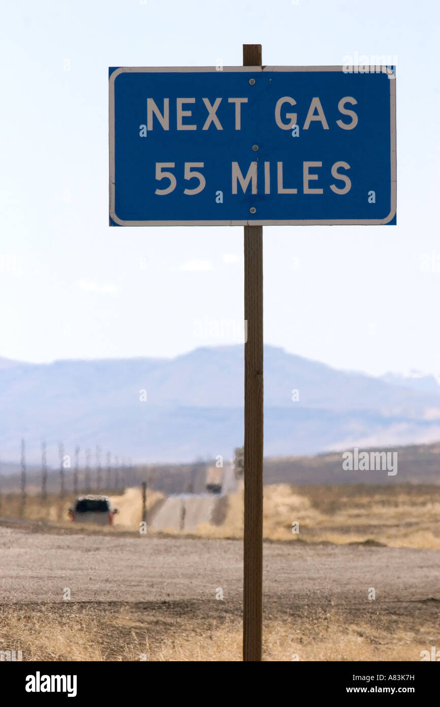 Un cartello stradale lungo U S 95 nel sud-est della Oregon legge gas successivo 55 miglia Foto Stock