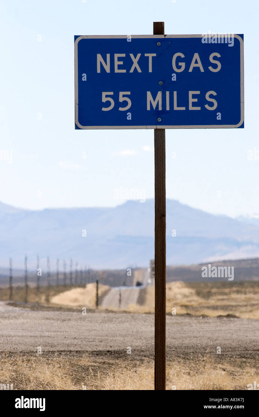 Un cartello stradale lungo U S 95 nel sud-est della Oregon legge gas successivo 55 miglia Foto Stock