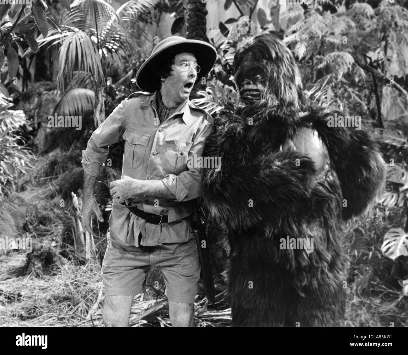Proseguire fino alla giungla 1970 Rank film con Charles Hawtrey Foto Stock