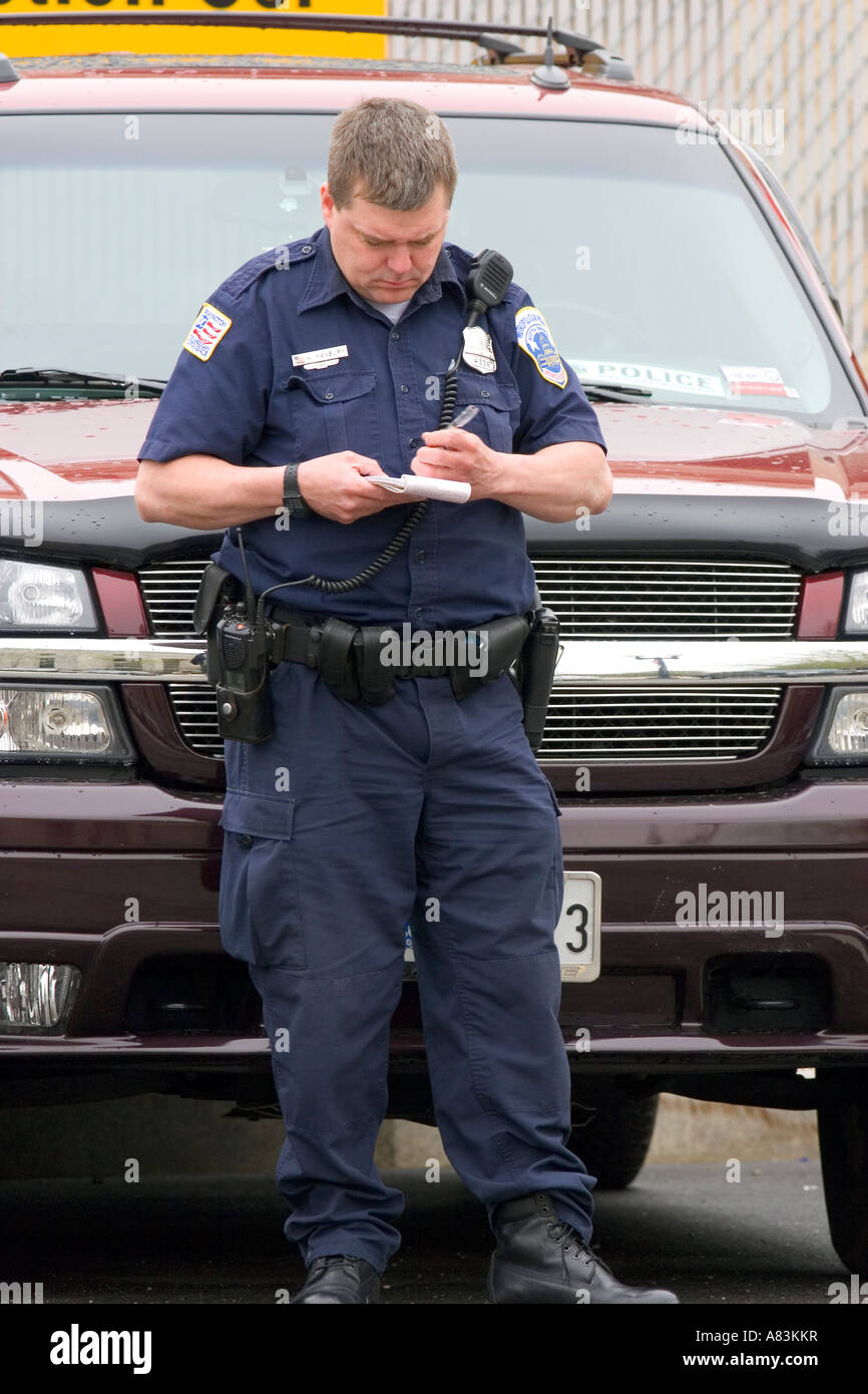 Funzionario di polizia iscritto i biglietti per il parcheggio a Washington D C Foto Stock Funzionario di polizia iscritto i biglietti per il parcheggio a Washington D C Foto Stock