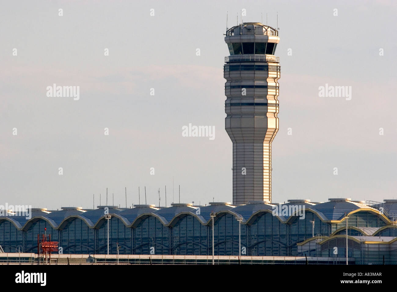 Il traffico aereo e torre di controllo terminale all'Aeroporto Nazionale Reagan Arlington County Virginia. Foto Stock