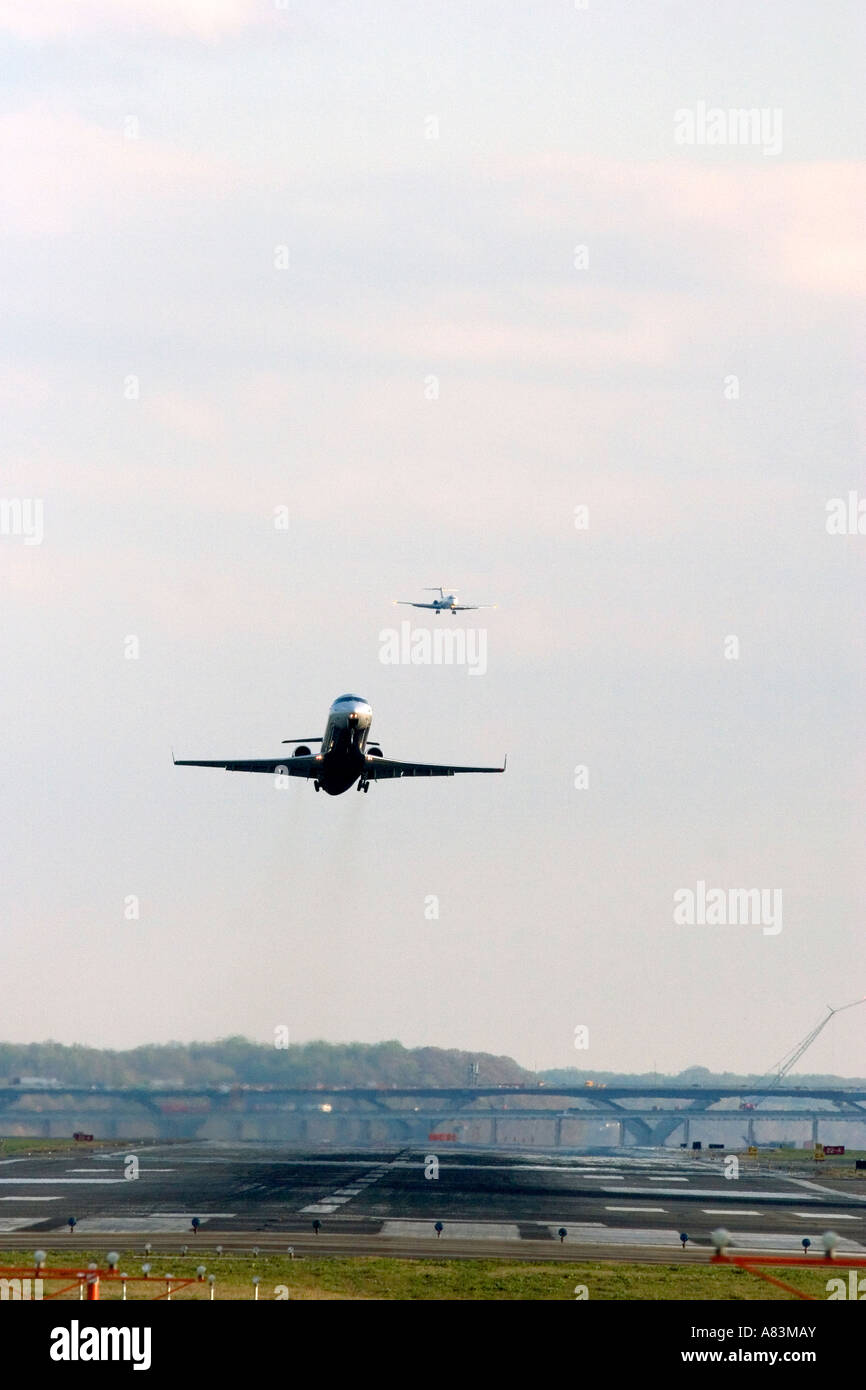 Aereo di linea al decollo dall'Aeroporto Nazionale Reagan Arlington County Virginia. Foto Stock