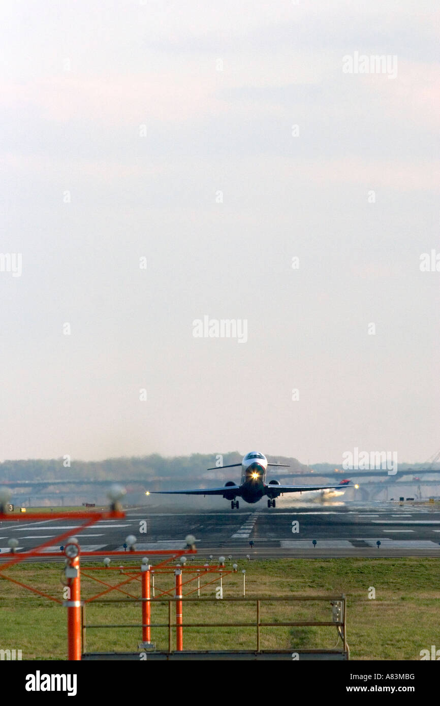 Aereo di linea al decollo dall'Aeroporto Nazionale Reagan Arlington County Virginia. Foto Stock