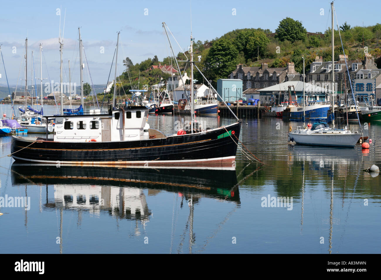 Tarbet argyll scozia imbarcazioni del porto di riflessioni calma scena Foto Stock