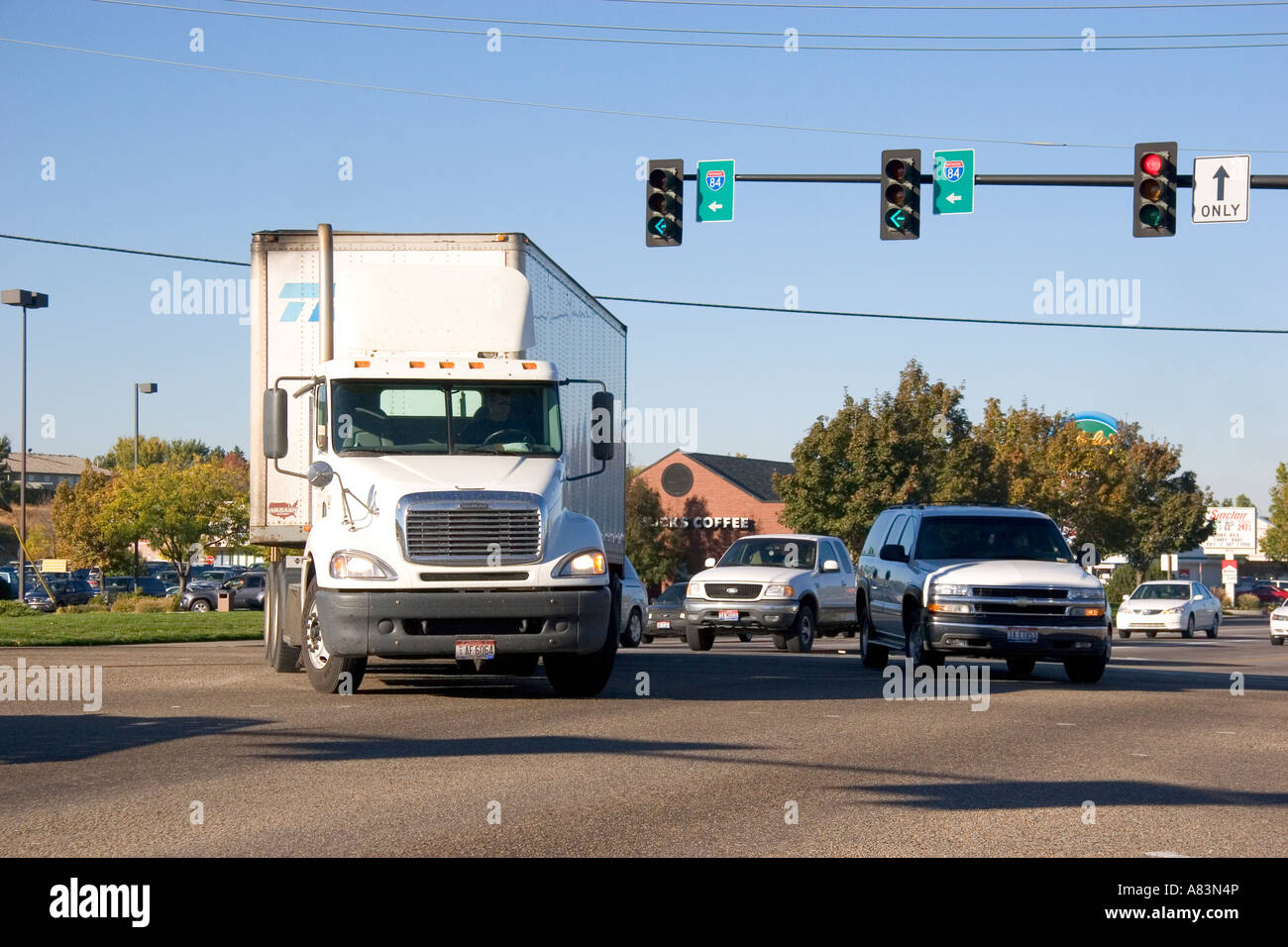 Un carrello di consegna nel traffico si svolta a sinistra in corrispondenza di una intersezione a Boise Idaho Foto Stock