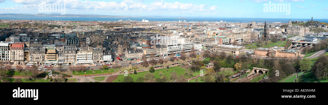 Edinburgh City panorama Princes Street Gardens Forth Estuary stazione dal castello di Edimburgo in Scozia UK GB Foto Stock