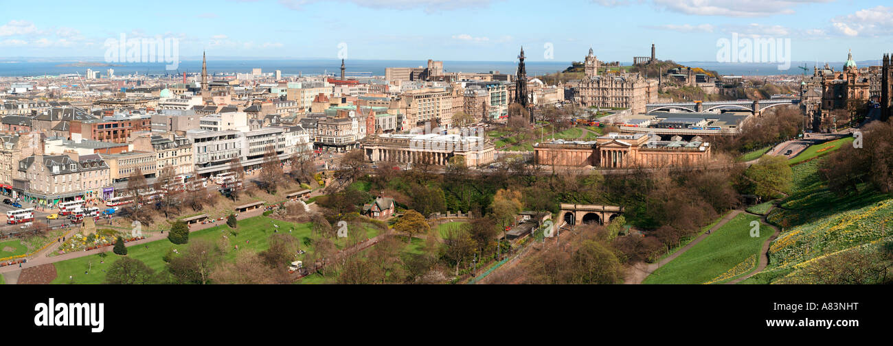 Edinburgh City panorama Princes Street Gardens Forth Estuary stazione dal castello di Edimburgo in Scozia UK GB Foto Stock