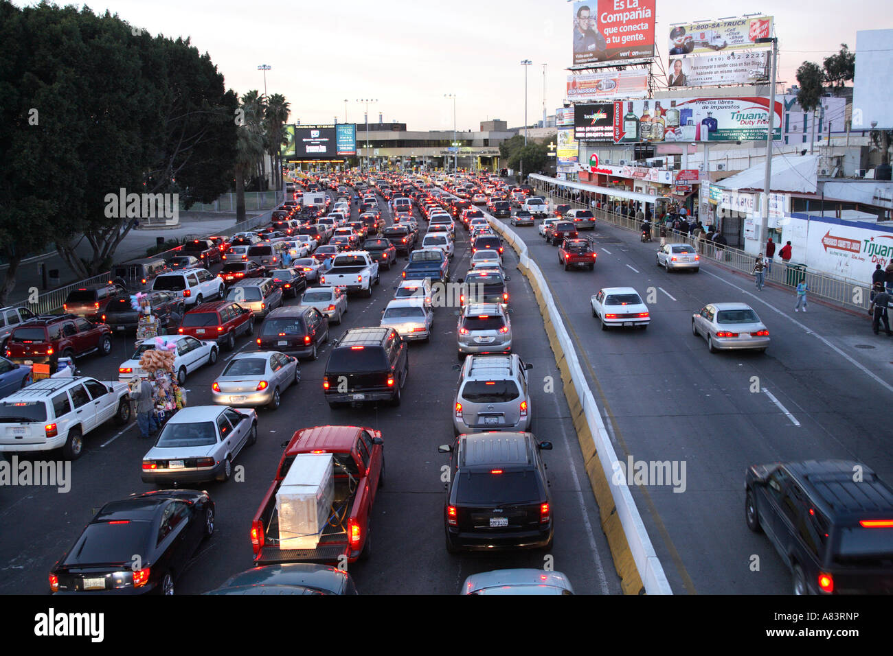 In attesa di automobili a livello internazionale messicano frontiera americana, Tijuana, Baja California, Messico Foto Stock