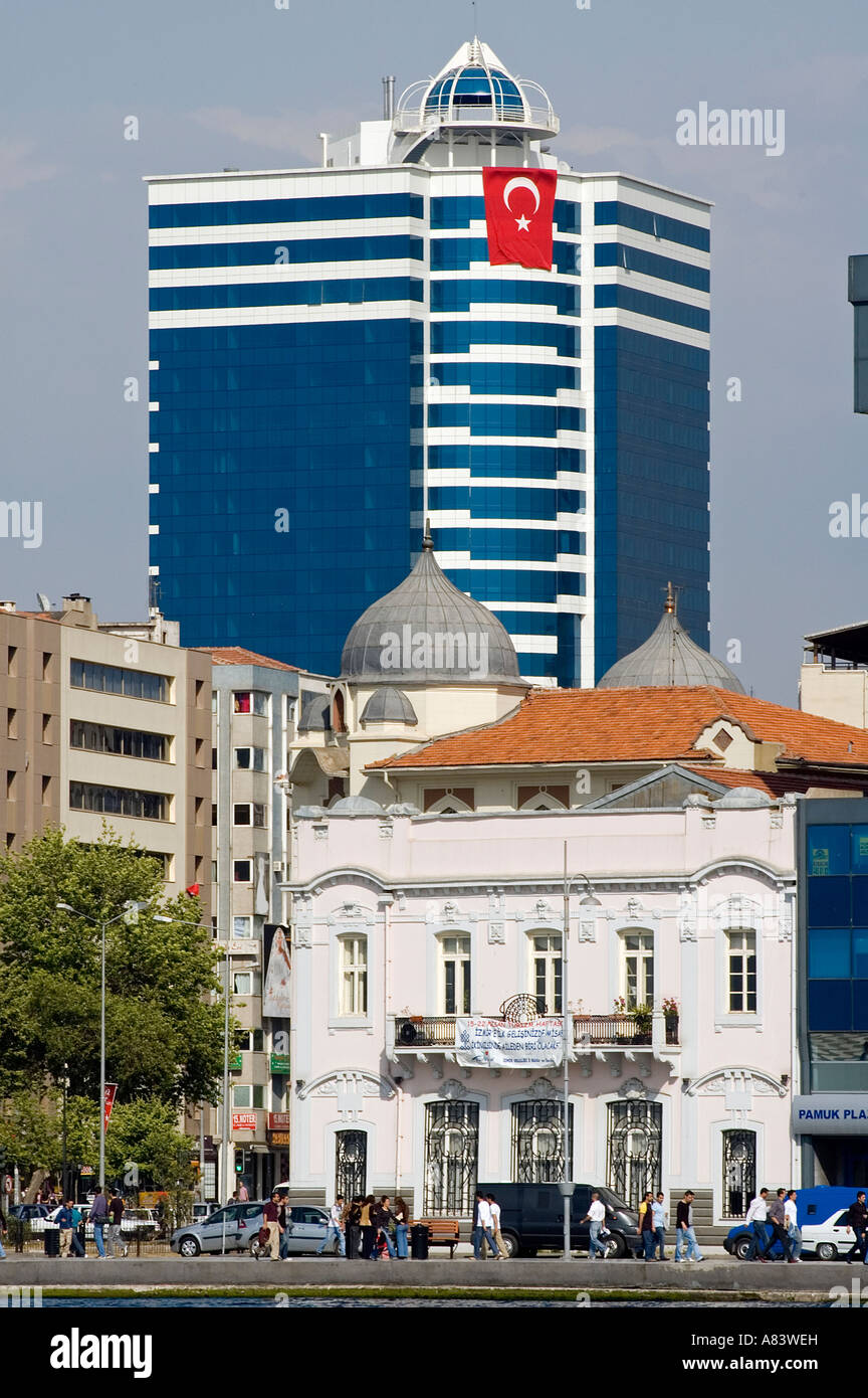 Il contrasto di vecchi e nuovi edifici lungo Pasaport Cankaya Izmir. Foto Stock