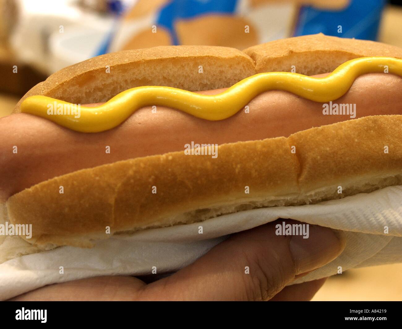 Un Hot Dog con senape gialla Foto Stock