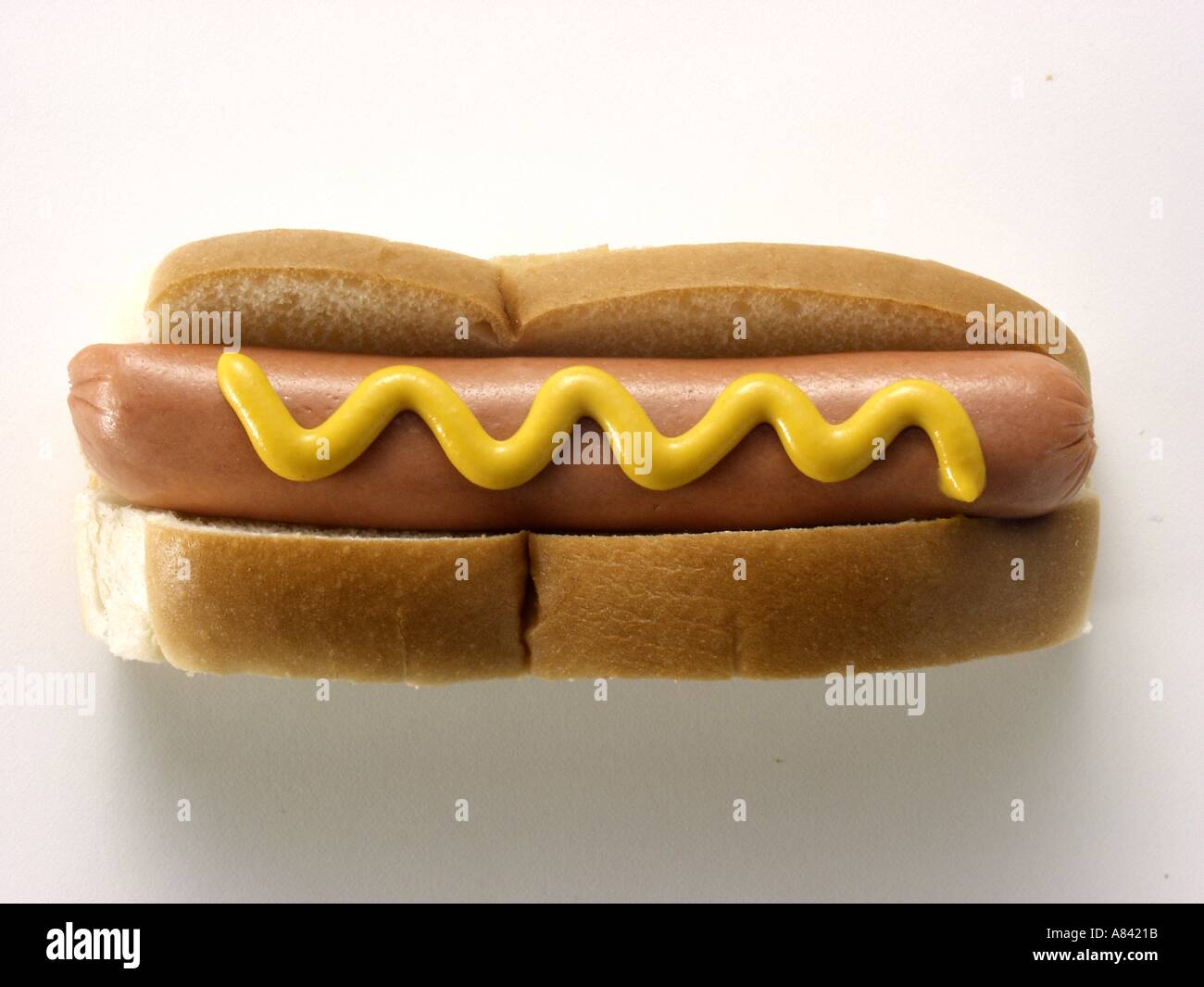 Un Hot Dog con senape gialla Foto Stock