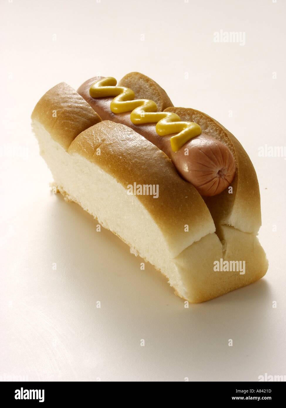 Un Hot Dog in un panino con mostarda Foto Stock
