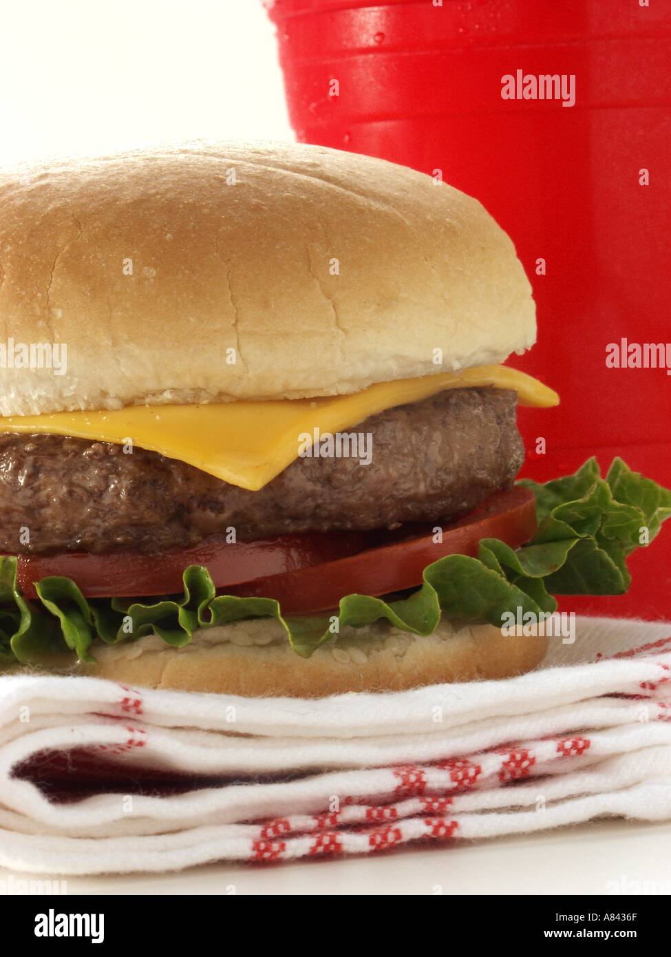 Un Cheeseburger su un panno Foto Stock