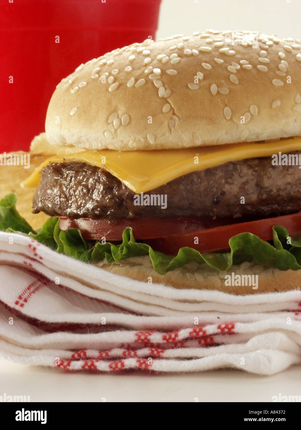 Un Cheeseburger su uno strofinaccio Foto Stock