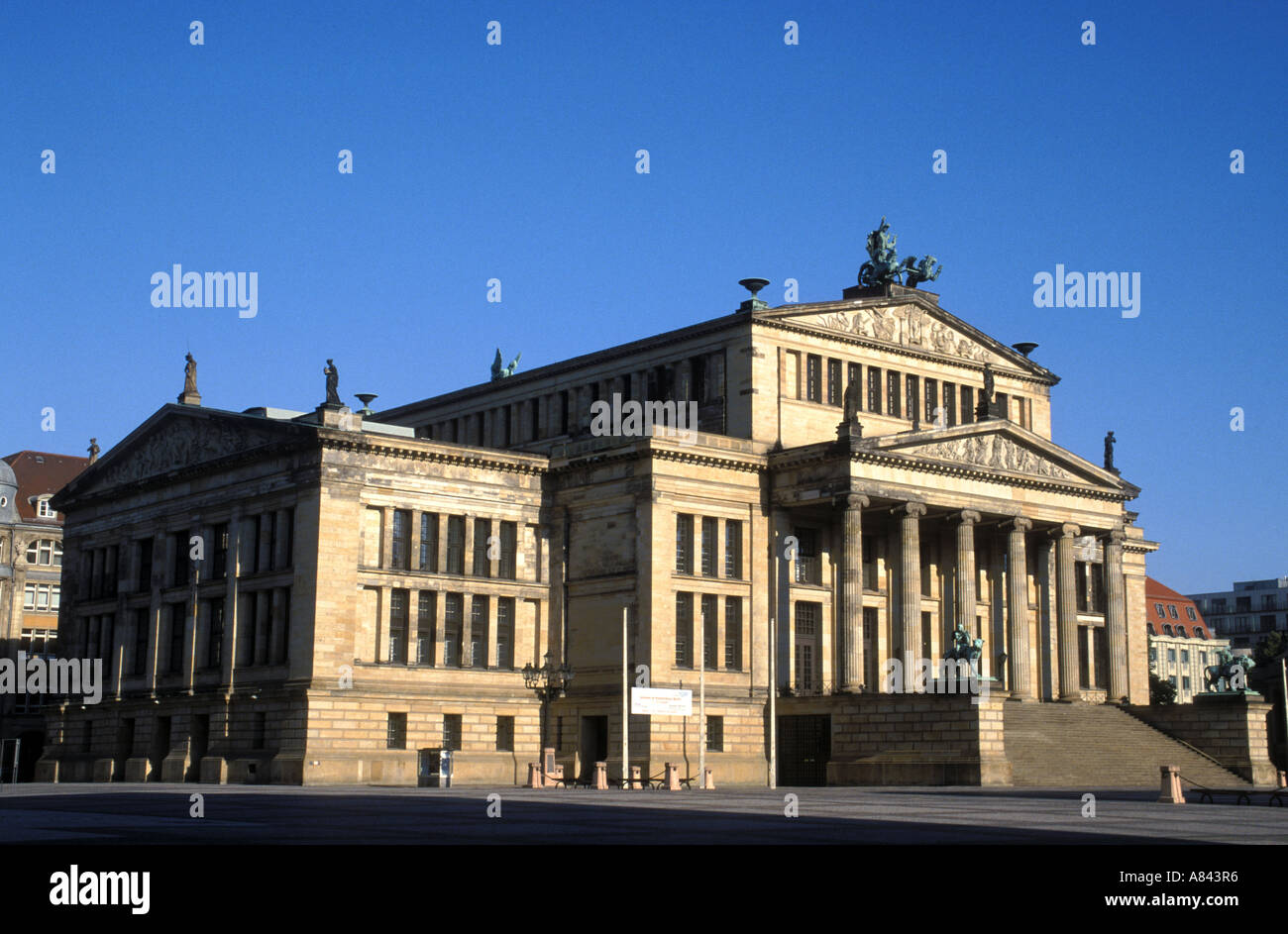Germania Berlino Schauspielhaus al Gendarmenmarkt è stato progettato dall'architetto tedesco Karl Friedrich Schinkel Foto Stock