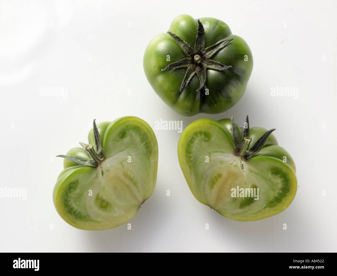 Due metà e un intero i pomodori verdi Foto Stock