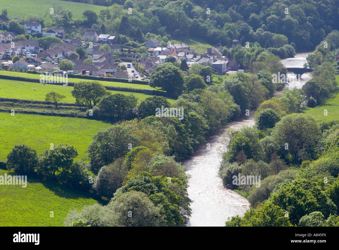 Il fiume Torridge e villaggio di Taddiport, Devon, Inghilterra. Foto Stock