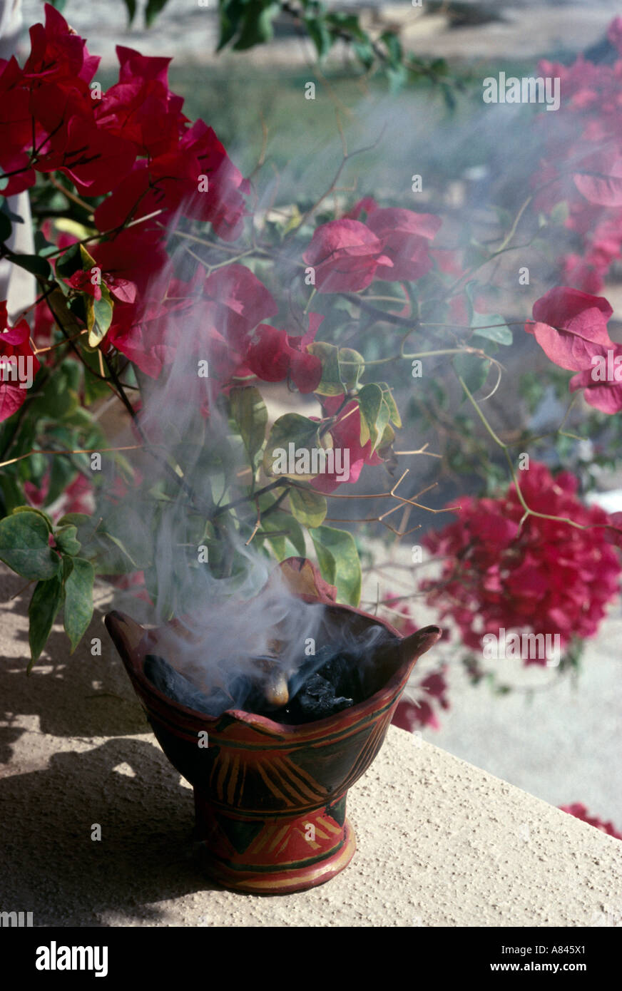 Oman. Salalah. Bruciare incenso in un locale tradizionale bruciatore di  tipo. L'odore è potente e delizioso Foto stock - Alamy