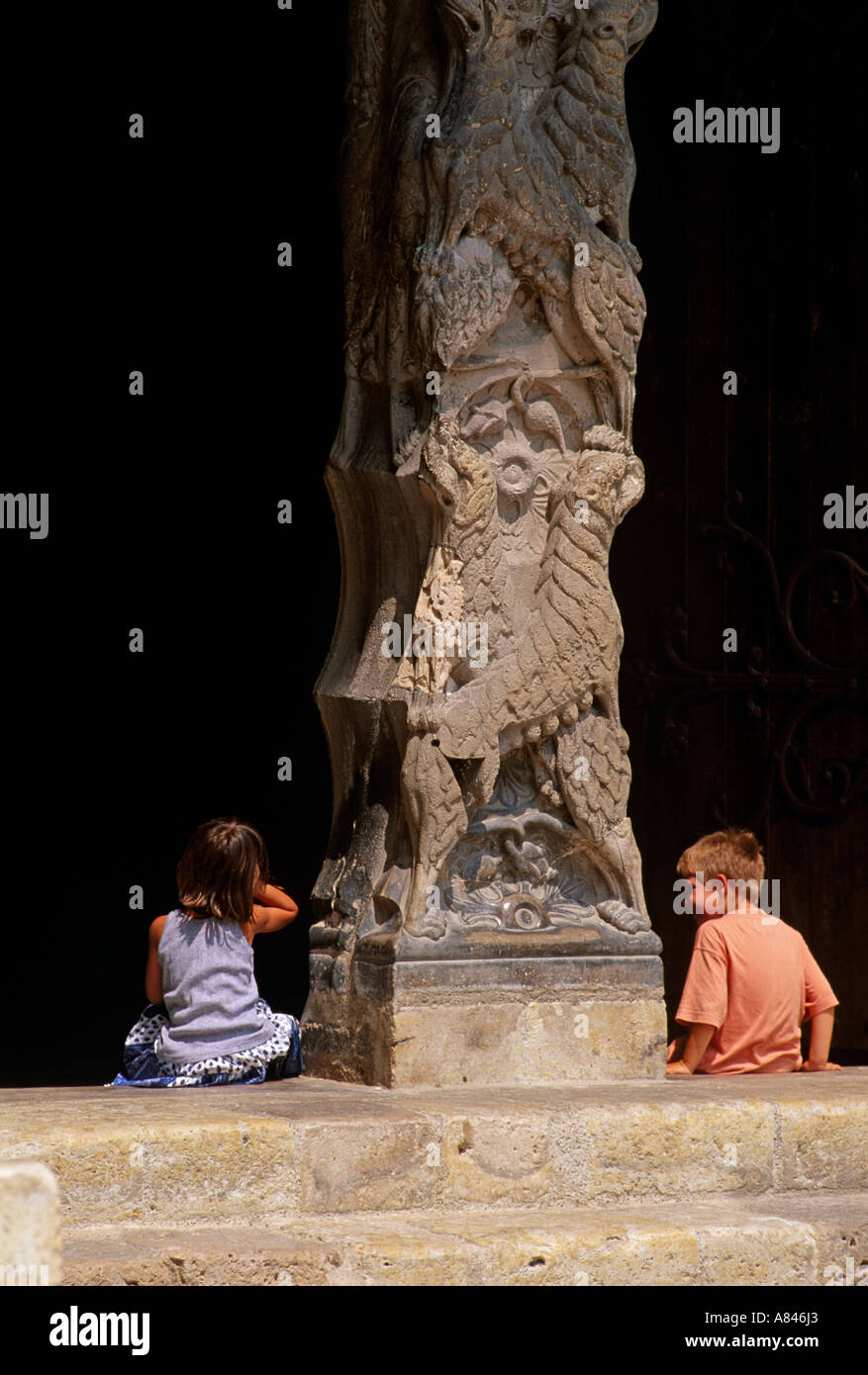 La Francia. Moissac. I bambini nel bel portale del XII secolo Abbazia di San Pierre. Portico da 1140, la maggior parte del resto del XV secolo Foto Stock