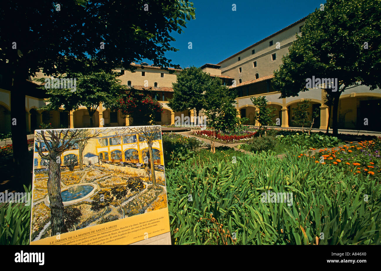 La Francia. A sud. Provenza. Ad Arles. Giardino di La Maison de la Santé. Van Gogh trattati qui. Egli ha dipinto questo giardino nel 1889 Foto Stock