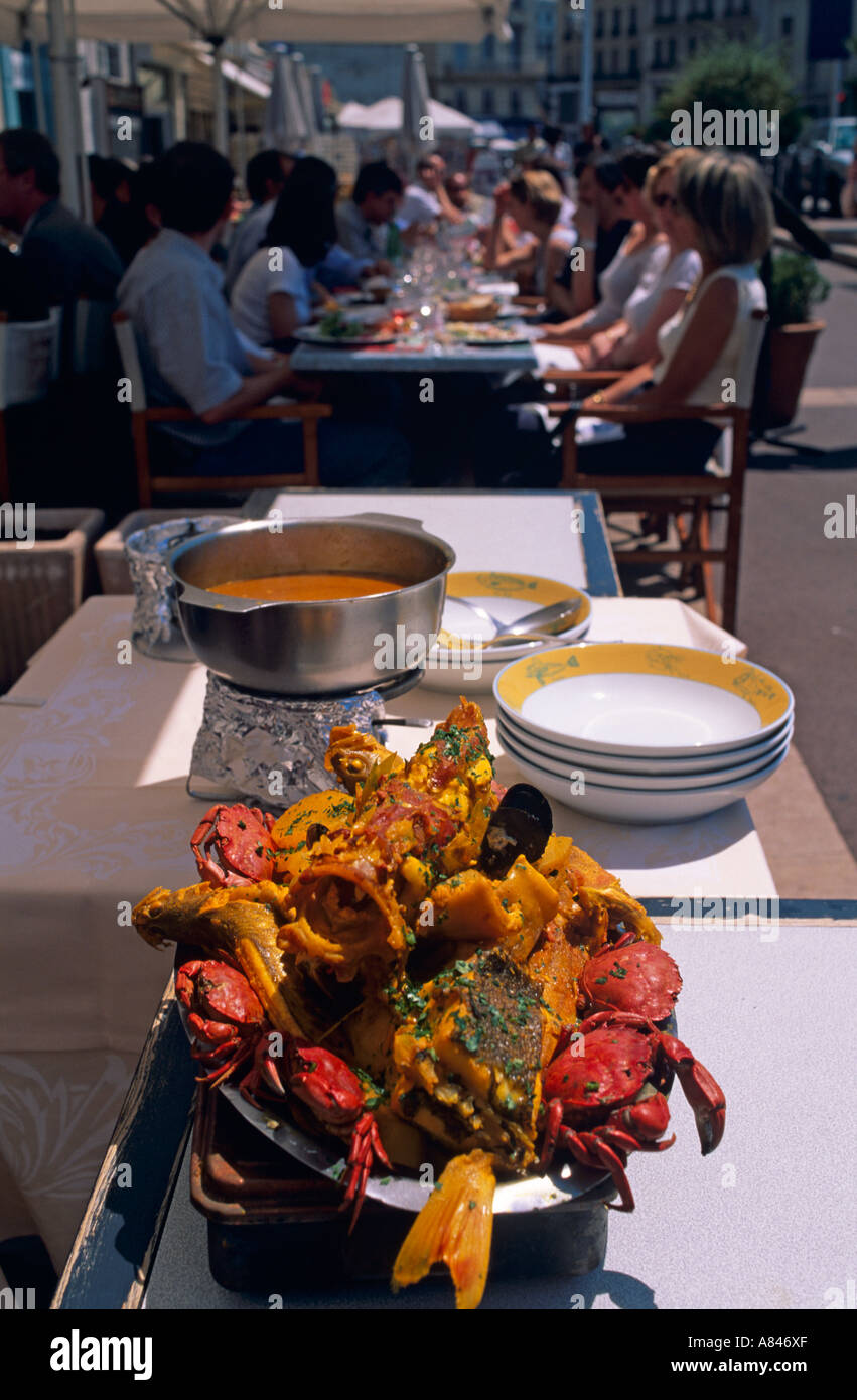 La Francia. Marsiglia. Bouillabaisse servita presso il ristorante Miiramar nel Vieux Port. Rigorosamente autentico. Clienti in attesa. Foto Stock