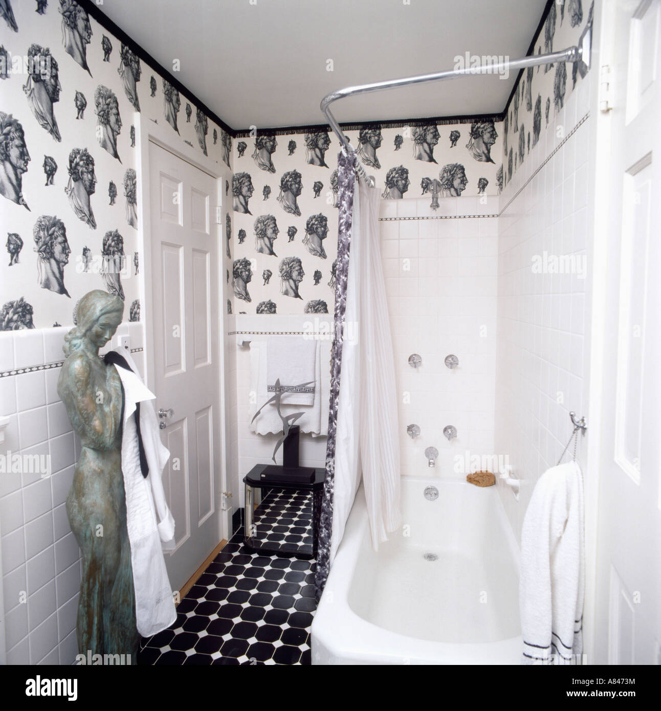 Bagno bianco e statua classica in un tradizionale bagno con bianco e nero classico e sfondo nero+pavimento bianco Foto Stock