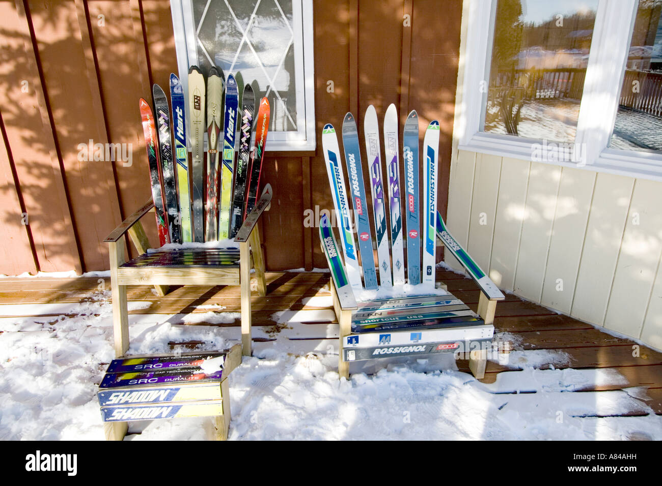 Stile Adirondack sedie di vecchi sci. Powderhorn Big Mountain Ski Area Bessemer Michigan STATI UNITI Foto Stock