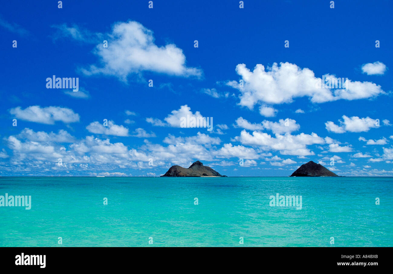 Acqua nuvole del cielo e isole Mokulua dalla spiaggia Lanikai sopravento Kailua Oahu Hawaii Foto Stock