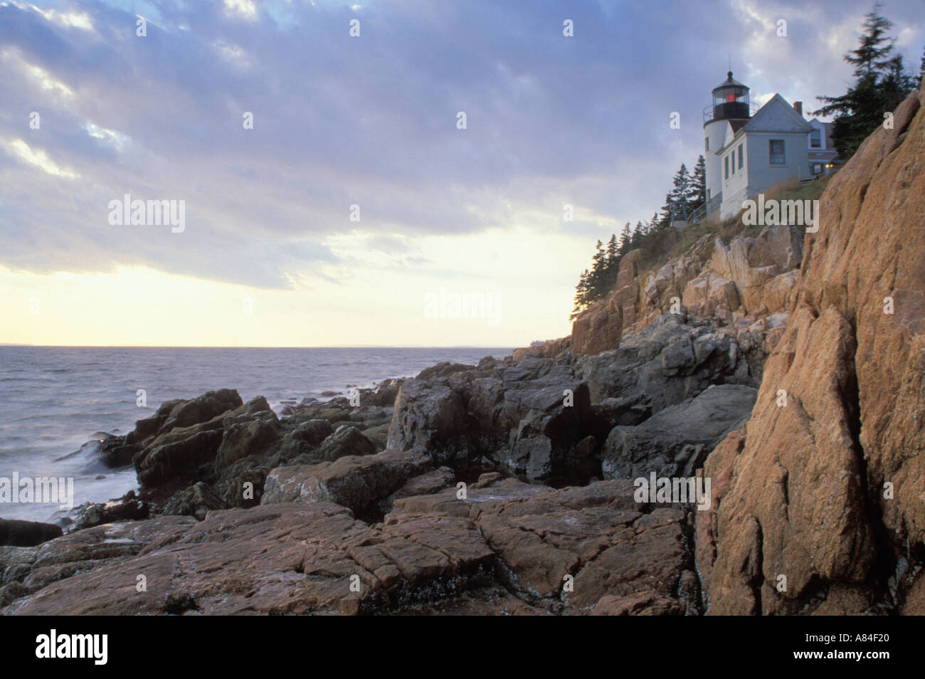 Porto basso luce sulla scogliera che si affaccia sull'Oceano Atlantico porto basso Maine Foto Stock