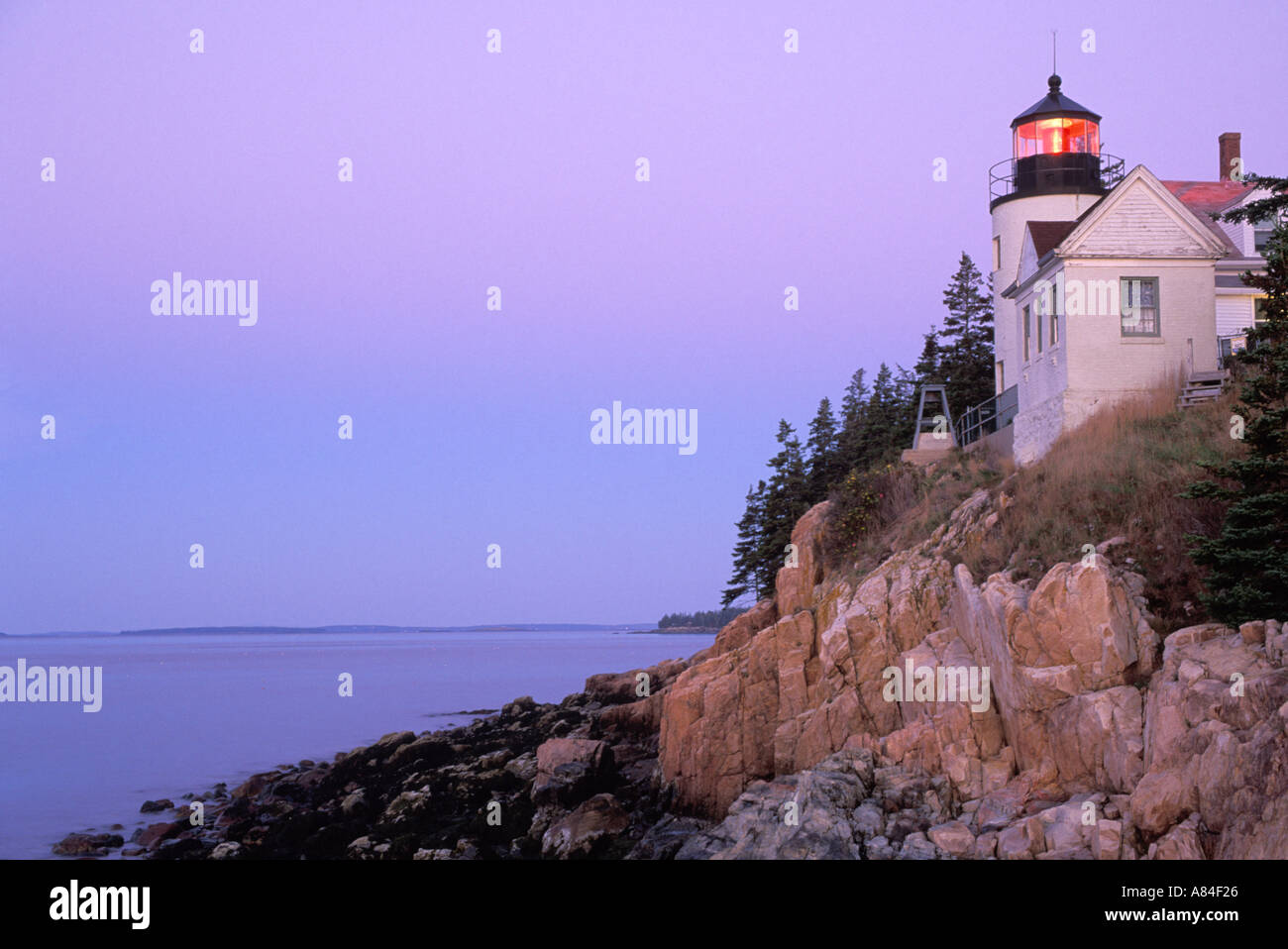 Porto basso luce sulla scogliera che si affaccia sull'Oceano Atlantico porto basso Maine Foto Stock