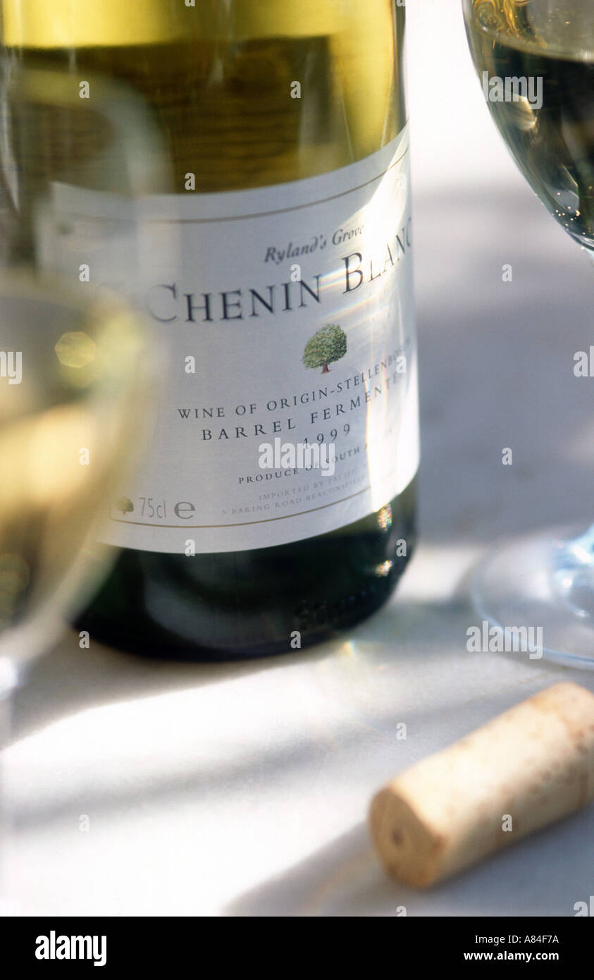 Bottiglia di Chenin blanc con gli occhiali e sughero Foto Stock